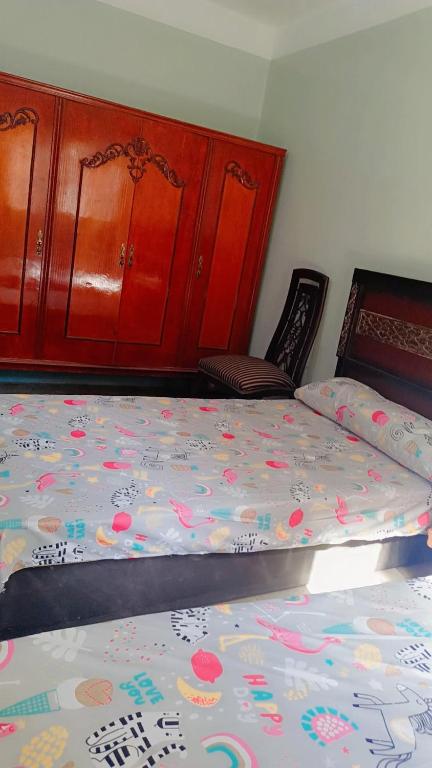 sypialnia z łóżkiem z kołdrą w obiekcie شقه بنزله عبد اللاه باسيوط w mieście Nazlat ‘Abd Allāh