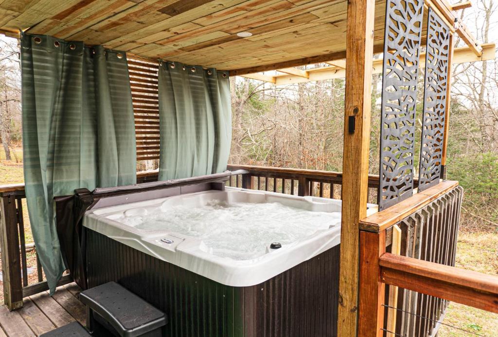 Φωτογραφία από το άλμπουμ του Hot Tub, Private 3 Bed Lodge, 1 mile from Blue Ridge, Giant Jenga, Families Welcome! σε Spruce Pine