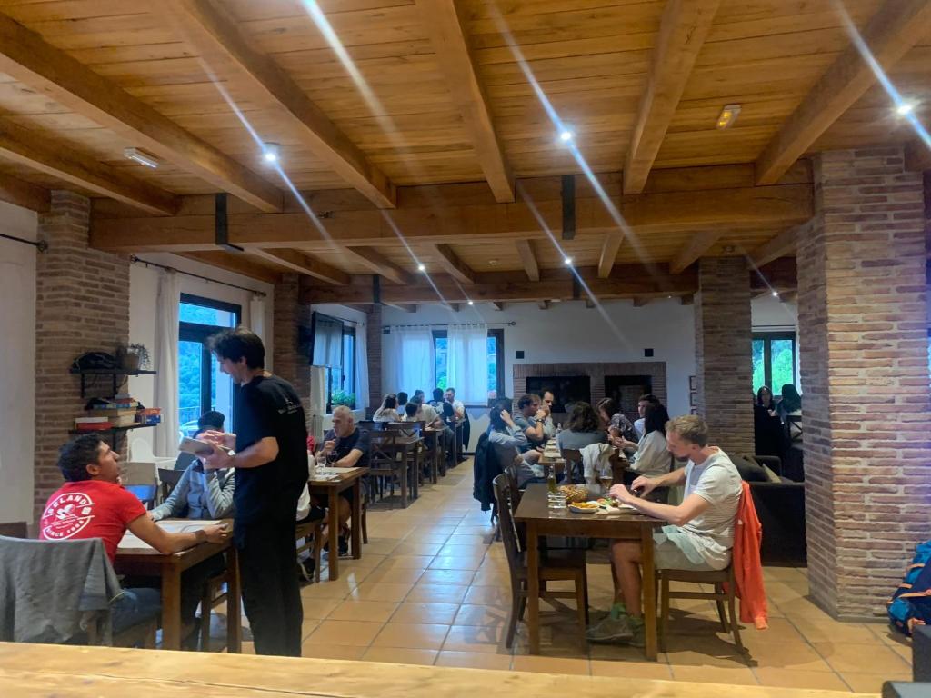 eine Gruppe von Menschen, die an Tischen in einem Restaurant sitzen in der Unterkunft Apartahotel Valle de Rodellar in Rodellar