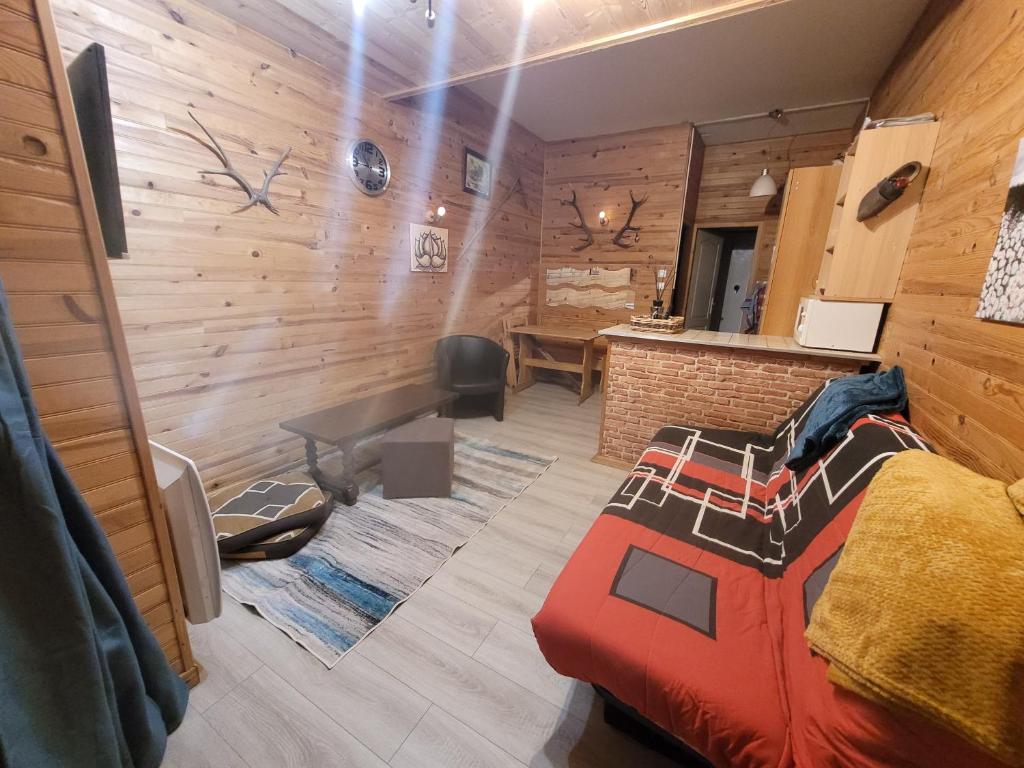 a room with a room with a bed and a desk at Appartement Pyrénées 2000 in Bolquere Pyrenees 2000