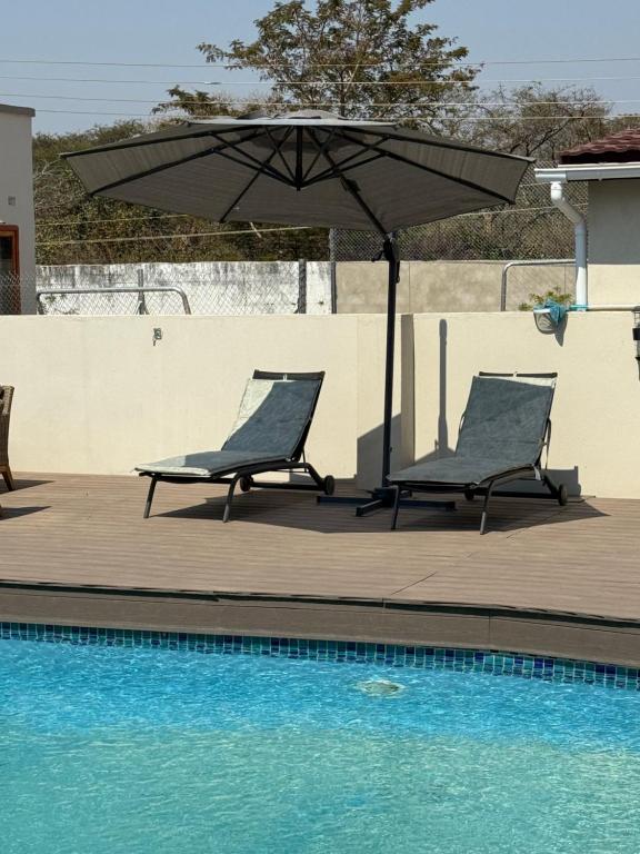 Piscina de la sau aproape de Avondale Villa