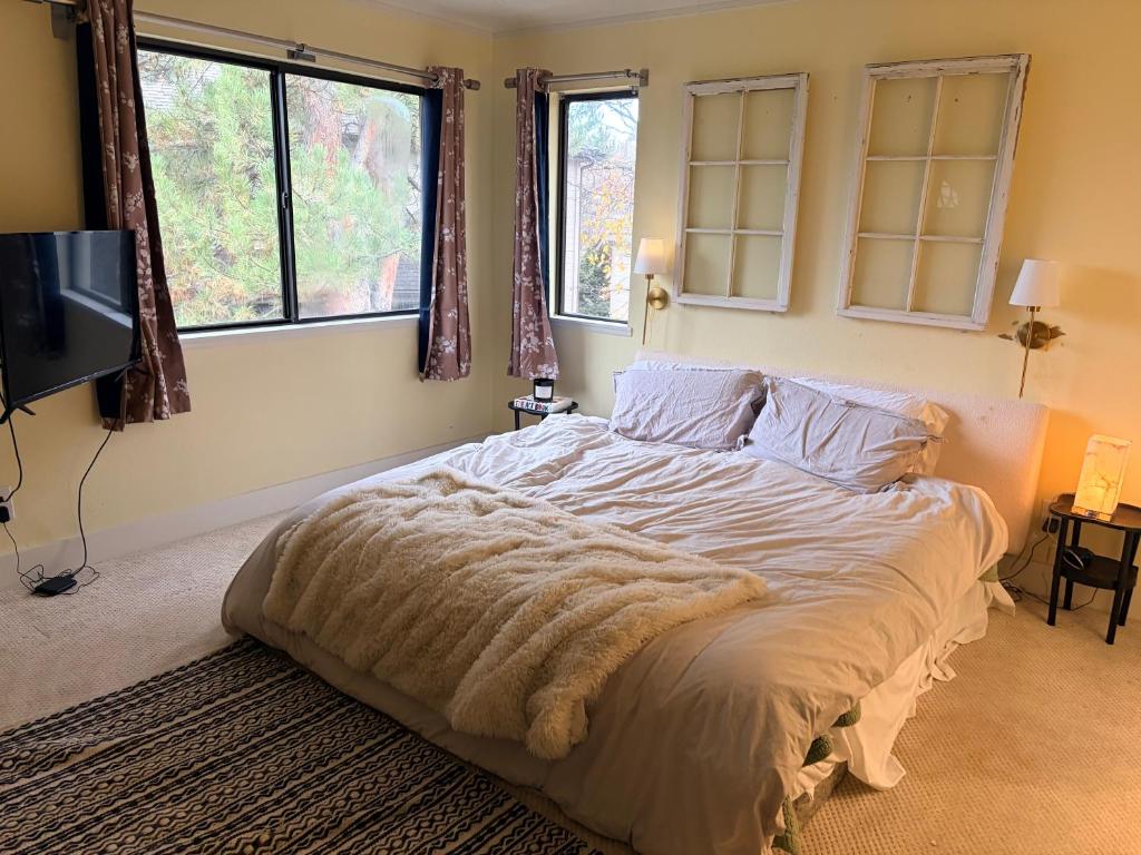 Un dormitorio con una cama con una manta encima. en Boulder Best, en Boulder