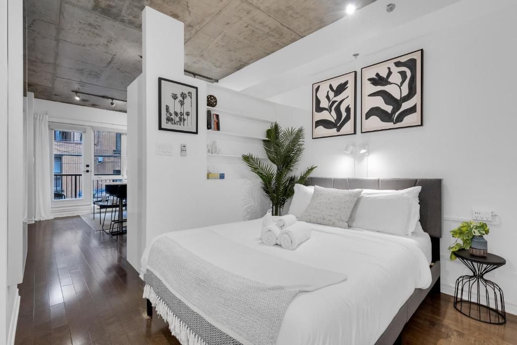 Postel nebo postele na pokoji v ubytování Dreaming at the Base of the Mountain With Parking