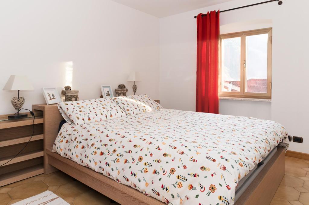 帕卢扎Cjase al Tistignar的一间卧室，里面有一张床和一扇窗户。