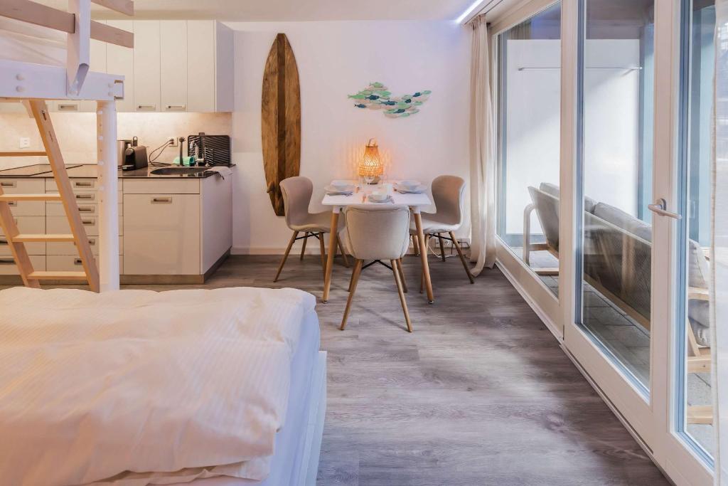 En eller flere senge i et værelse på Surfers Deck near Interlaken, at lake with pool