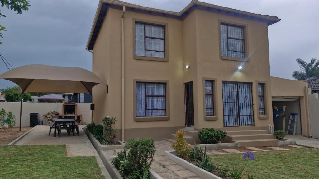 a house with a table in front of it at Nkwe Guesthouse in Roodepoort