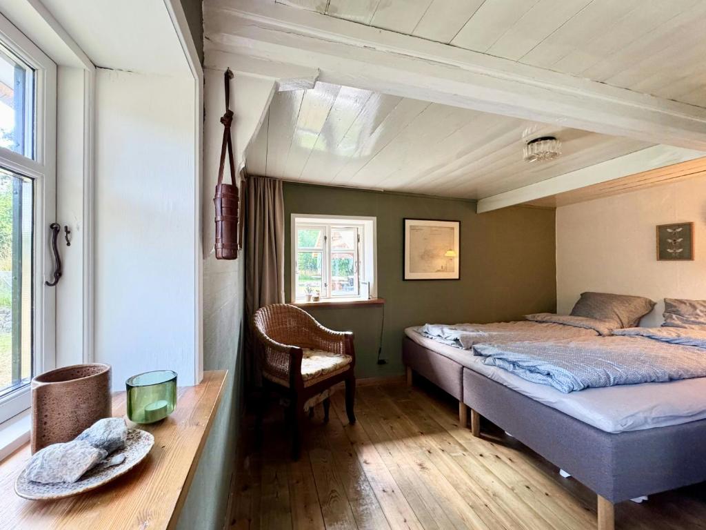 Ένα ή περισσότερα κρεβάτια σε δωμάτιο στο Historic Cannon House From 1777 On Læsø