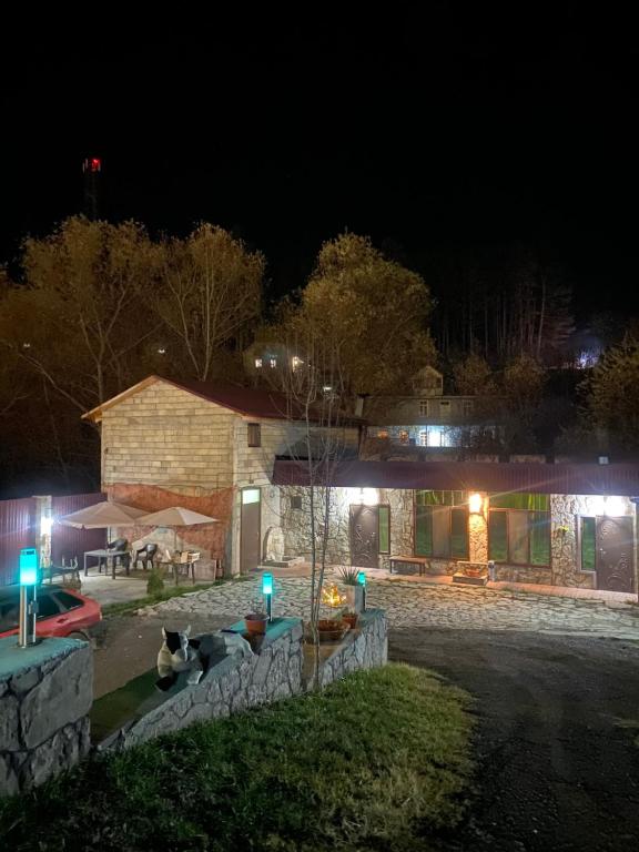 una casa di notte con le luci davanti di David guest house LOFT Коттеджи на берегу реки a Dilijan
