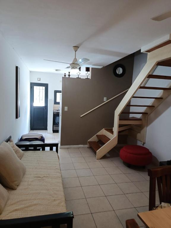 科尔多瓦Complejo NOVIEMBRE的带楼梯和沙发的客厅