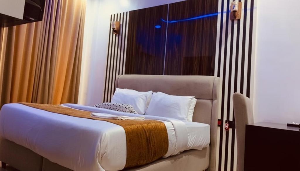 Ένα ή περισσότερα κρεβάτια σε δωμάτιο στο De Baylux Hotel and Suites, Lekki, Lagos