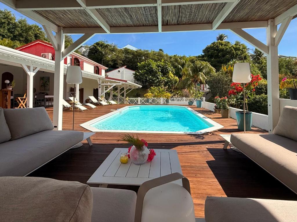 哥西尔Spacieuse VILLA COROSSOL avec piscine et jeux extérieurs的房子中间的游泳池