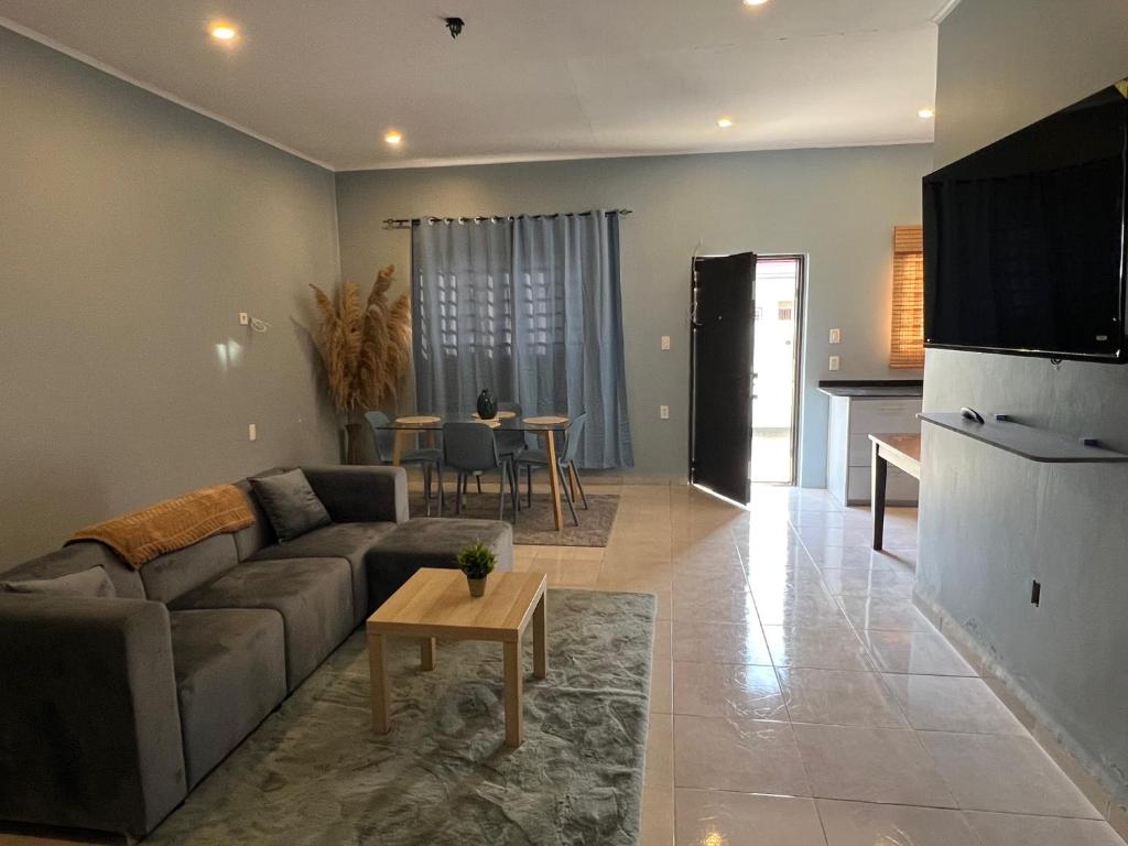 Μια τηλεόραση ή/και κέντρο ψυχαγωγίας στο ELY's Modern Apartments