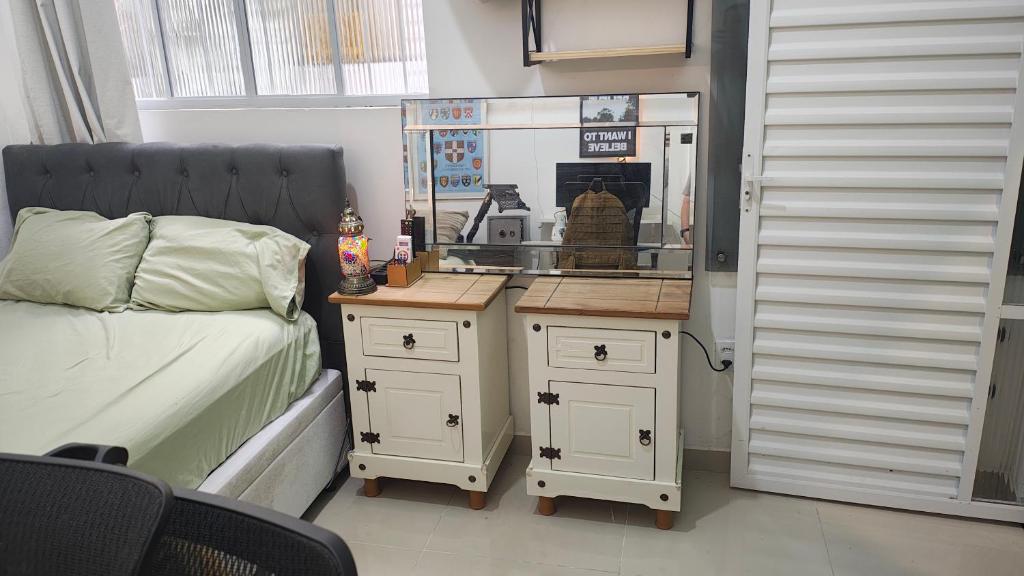 ニテロイにあるQuartoのベッドと鏡付きの机がある寝室