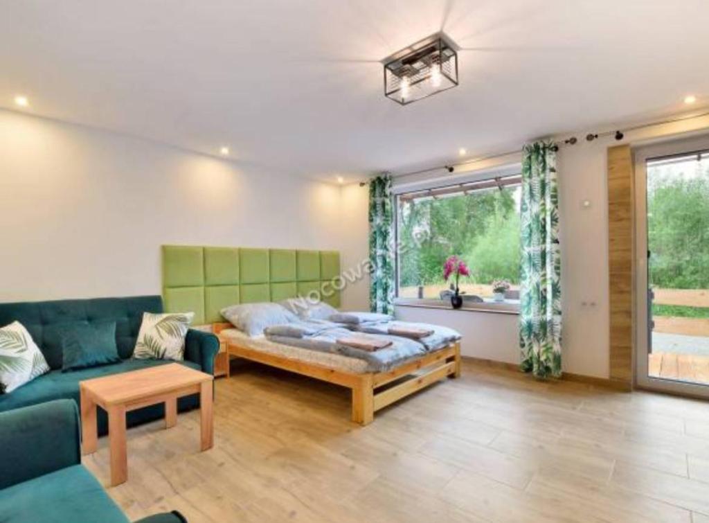 Ένα ή περισσότερα κρεβάτια σε δωμάτιο στο Apartament z tarasem nad strumykiem