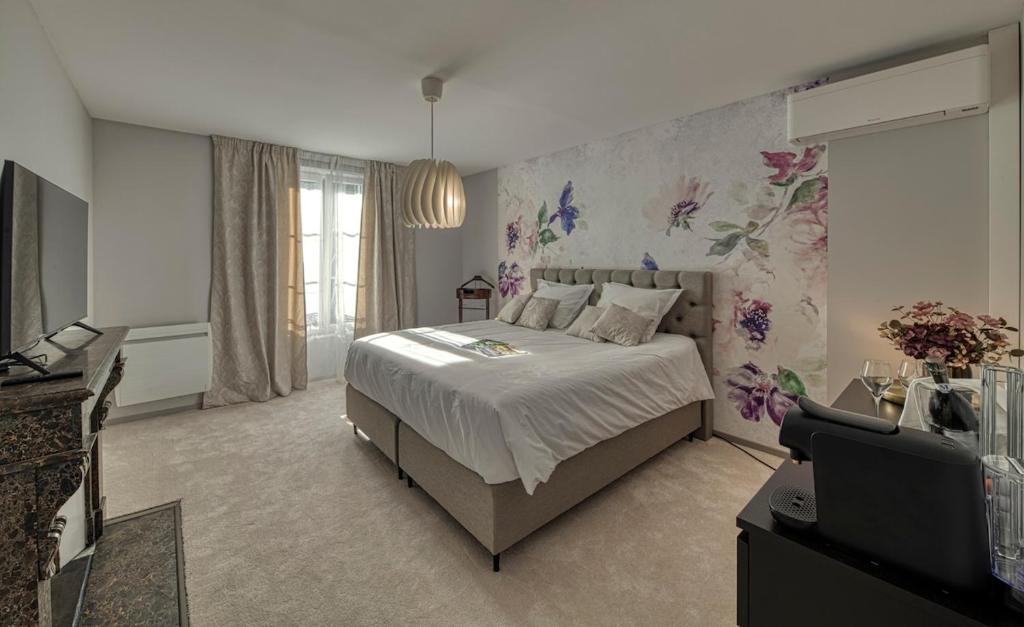 Postel nebo postele na pokoji v ubytování La Nuit au Quai Chambre de Luxe CHARDONNAY