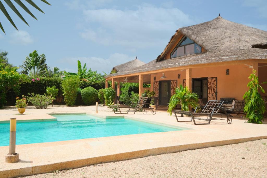 NianingVILLA PAULINE Nianing2的一栋前面有游泳池的房子