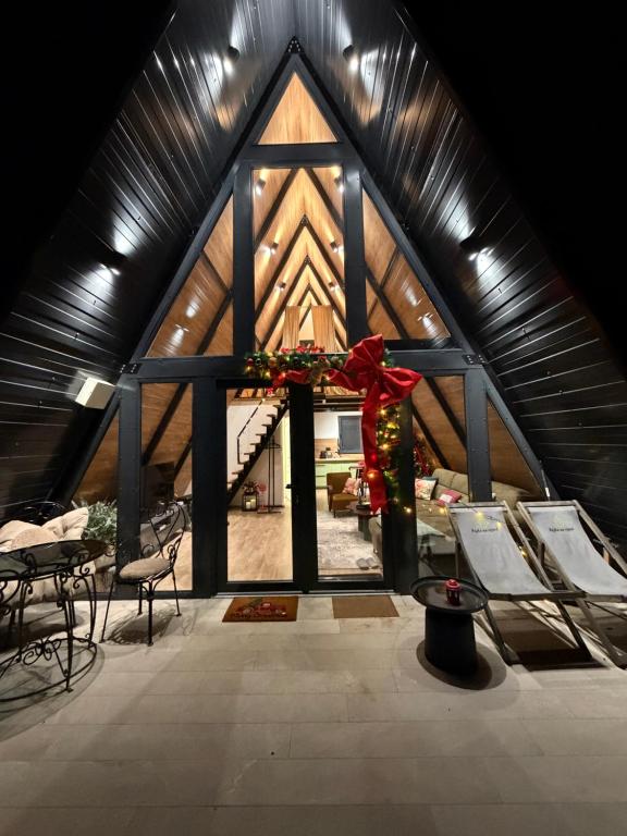 格拉迪什卡Villa Natura的一个宽敞的阁楼房间，上面挂着圣诞花环。