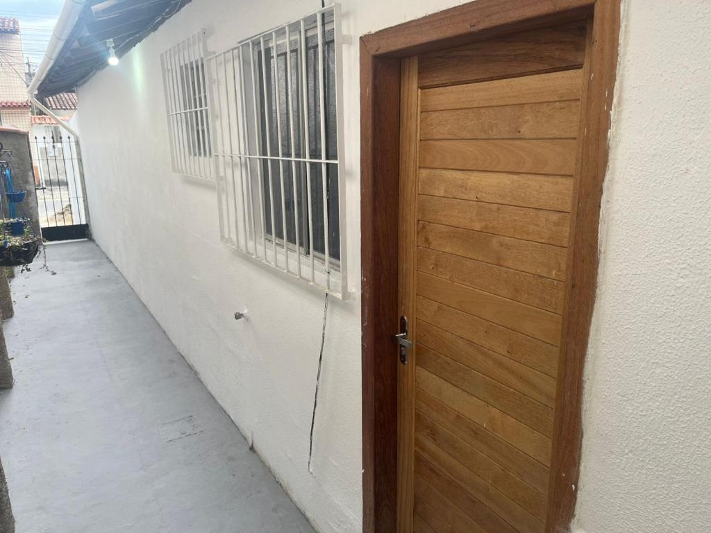 a wooden door in the side of a building at Casa do Alessandro in Vila Velha