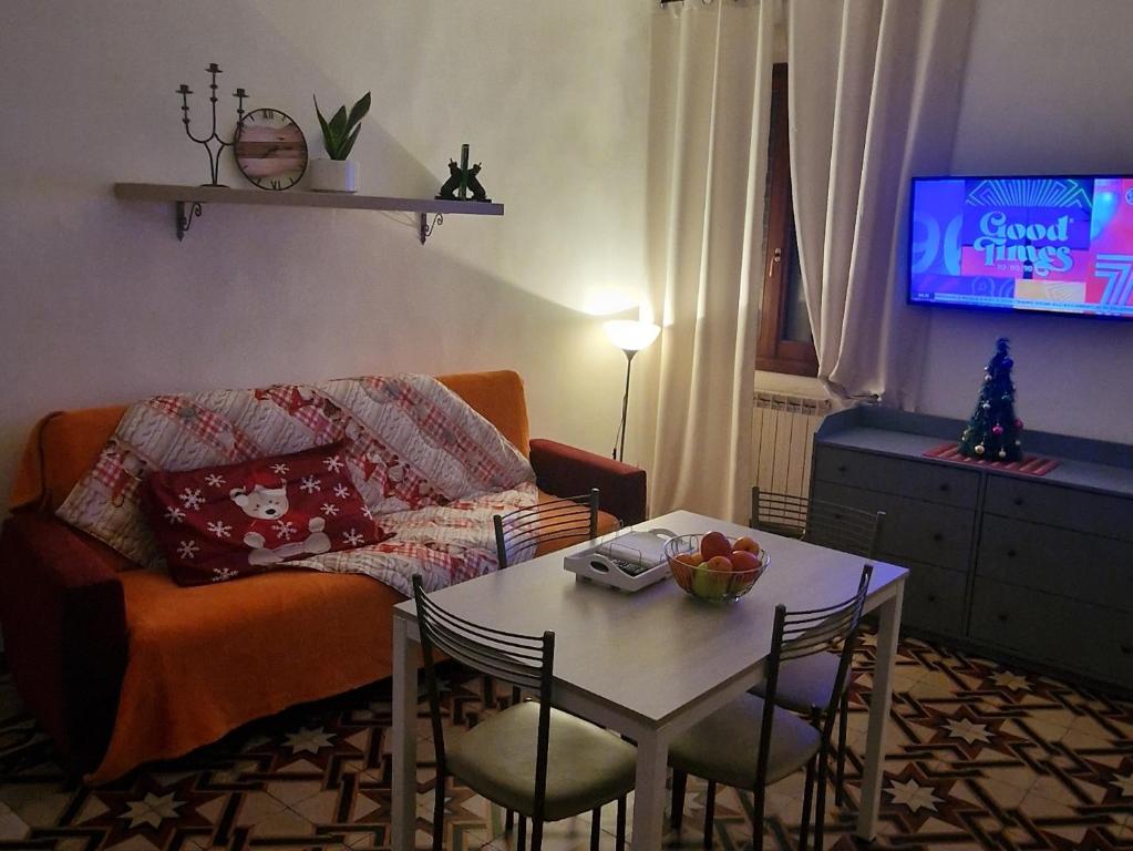 uma sala de estar com um sofá e uma mesa em Mugello, vicino lago, Outlet em Barberino di Mugello