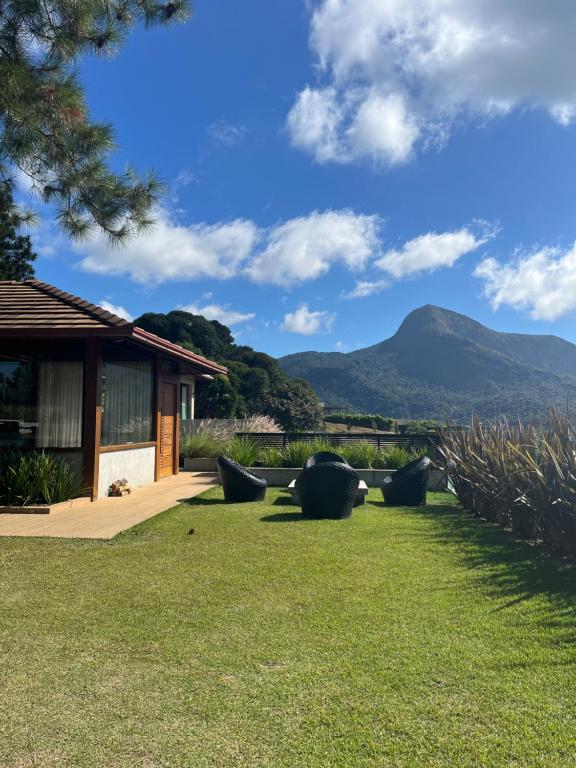 a house with a view of a mountain at Casa 09 Monte Boa Vista - Refúgio com Piscina Privativa, Sauna e Vista das Montanhas in Teresópolis