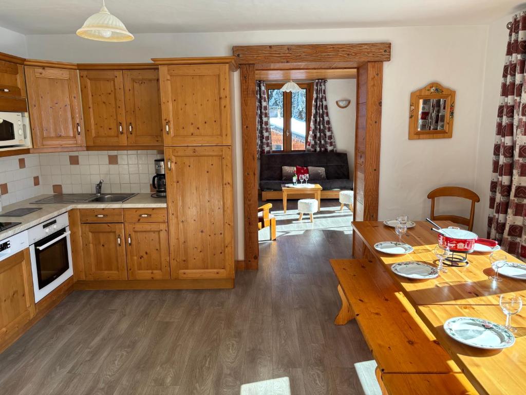 Кухня или мини-кухня в Montana 3
