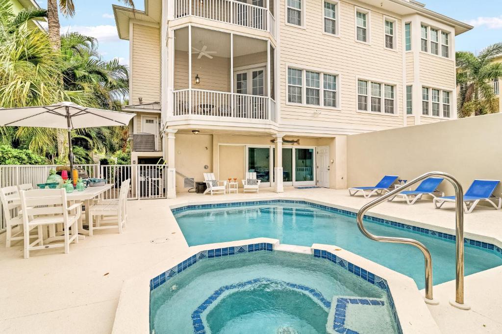 La alberca dentro o cerca de The Key Canal - 455