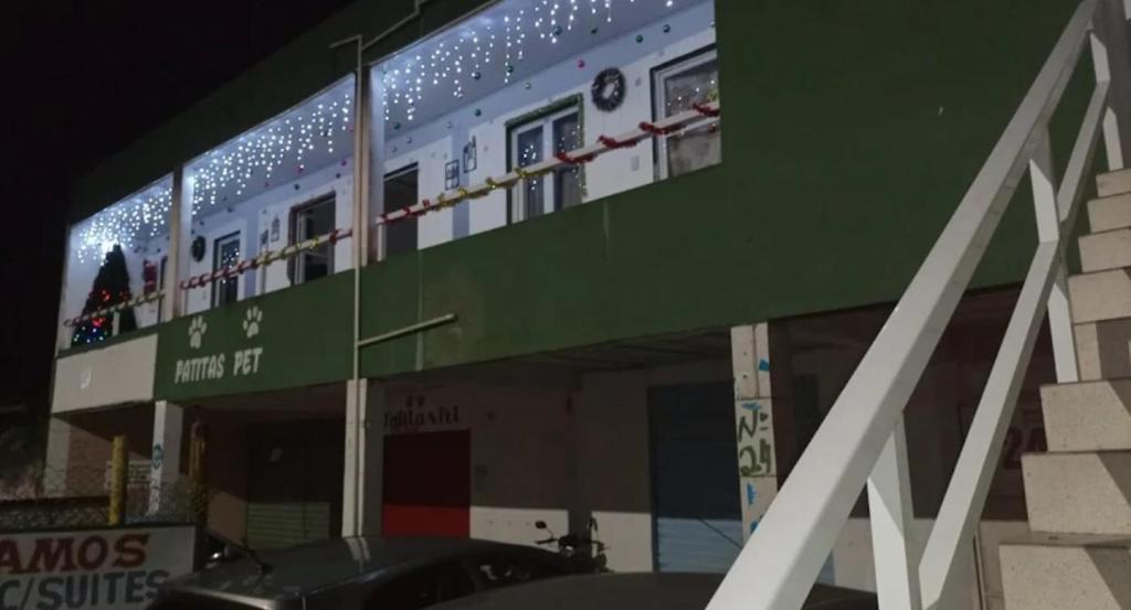 ein Gebäude mit Lichtern an der Seite in der Unterkunft Pousada Nan in Salvador