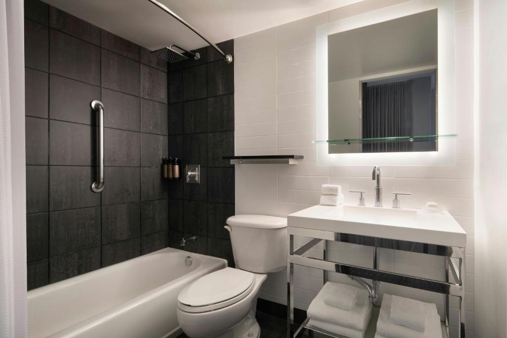 W Chicago - Lakeshore - 