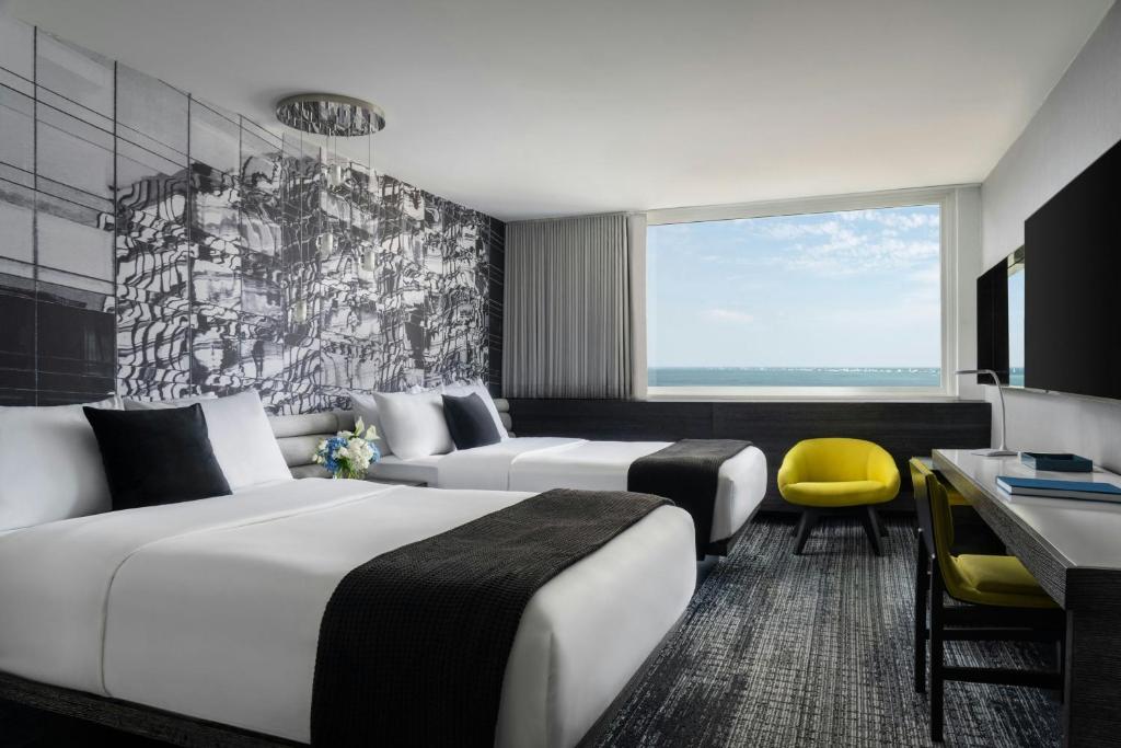 W Chicago - Lakeshore - 
