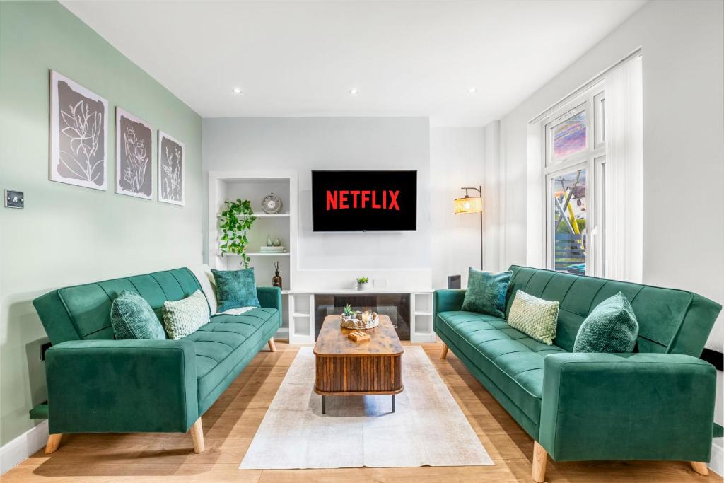 Et opholdsområde på 3 Bed & Sleeps 8, FREE Parking - 15 mins from Tottenham Stadium