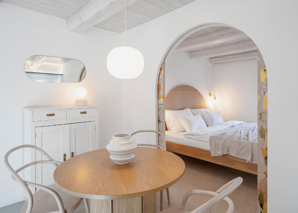 una camera da letto con un letto, un tavolo e delle sedie di Clementine House a Cesky Krumlov