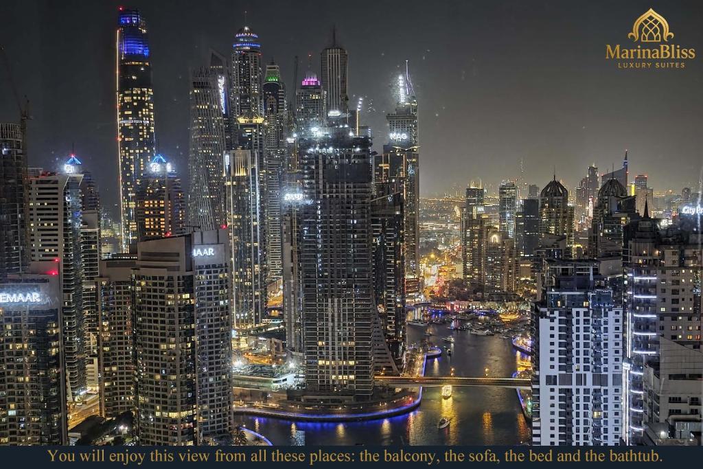 Blick auf eine große Stadt in der Nacht in der Unterkunft MarinaBliss - JW Marriott-Marina Mall - 5 stars Suite - Classified as "Deluxe" - Once you see it, you'll book it! in Dubai