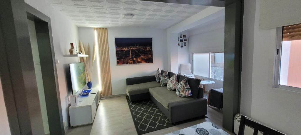a living room with a couch and a television at APARTAMENTS B O D CoLLBLANC in Hospitalet de Llobregat