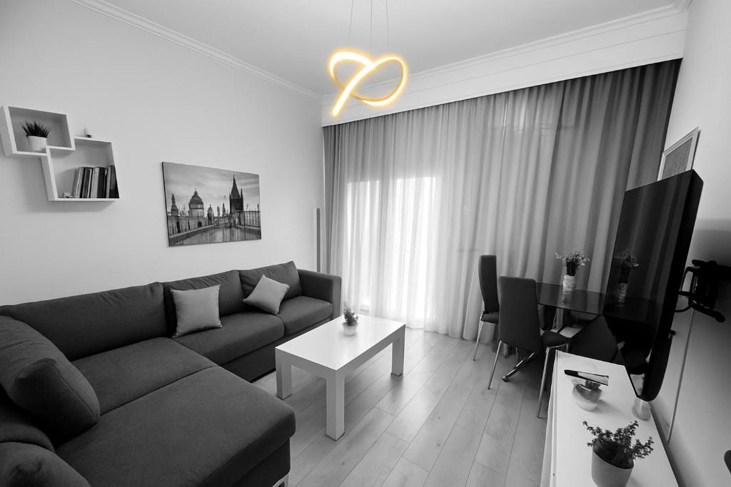 uma sala de estar com um sofá e uma mesa em Serres city center modern apartment (Monika) em Serres
