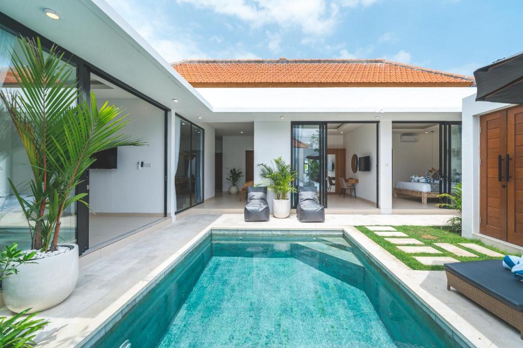an image of a villa with a swimming pool at Villa Kusuma 3 Seminyak in Badung