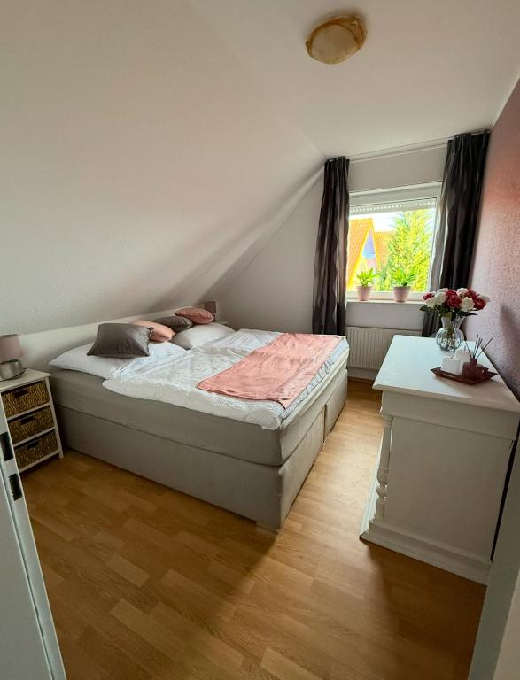 a bedroom with a bed and a window at Ferienwohnung Mazur in Fürstenau