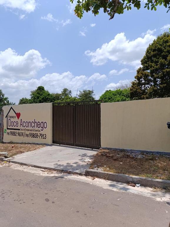 een poort met een bord voor een gebouw bij Espaço doce aconchego 2 in Morros