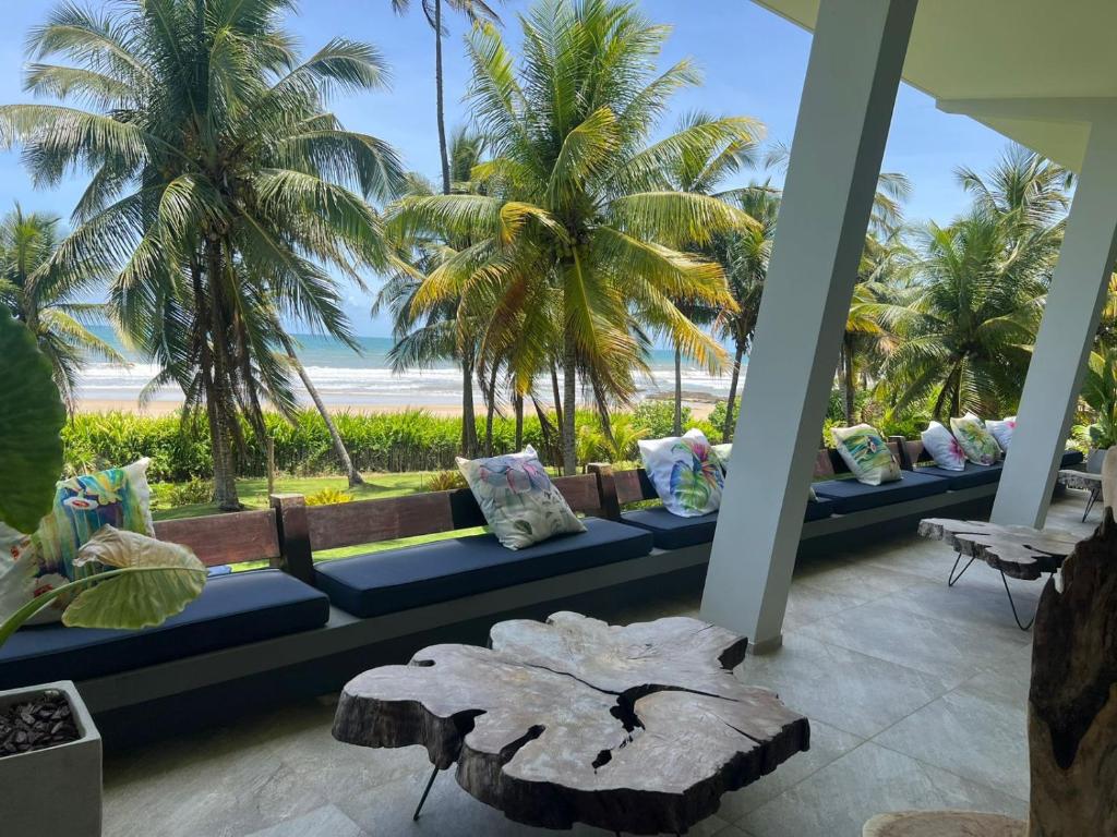 UnaCasa dos Sonhos Pé na Areia的客房享有海滩和棕榈树的景致。