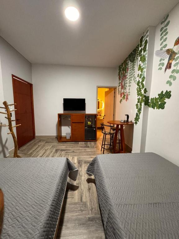 Camera con 2 Letti, TV e tavolo di Hotel Campestre Alma Nativa a Calarcá