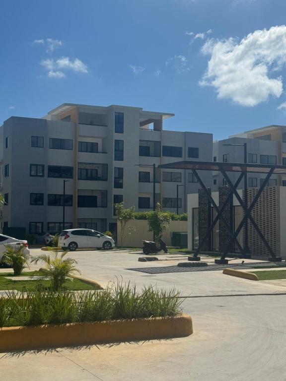 ein Parkplatz vor einem großen Gebäude in der Unterkunft Luxury Apartment Stay in San Pedro de Macorís