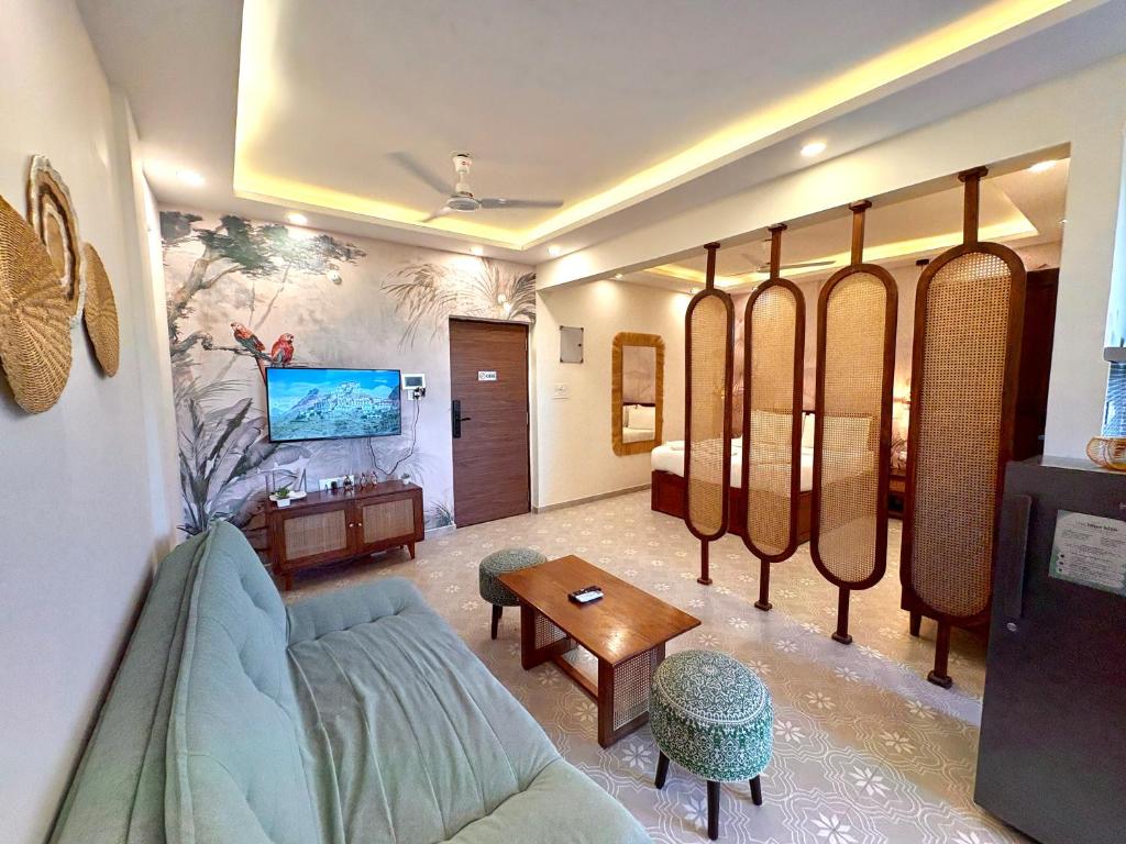 Posezení v ubytování Bright Boho Studio Near Candolim Beach - Modern Amenities & Work Desk