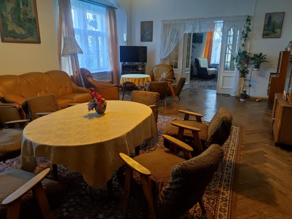 un soggiorno con tavolo e sedie di Retro Apartment 120 m2 a Szczawno-Zdrój