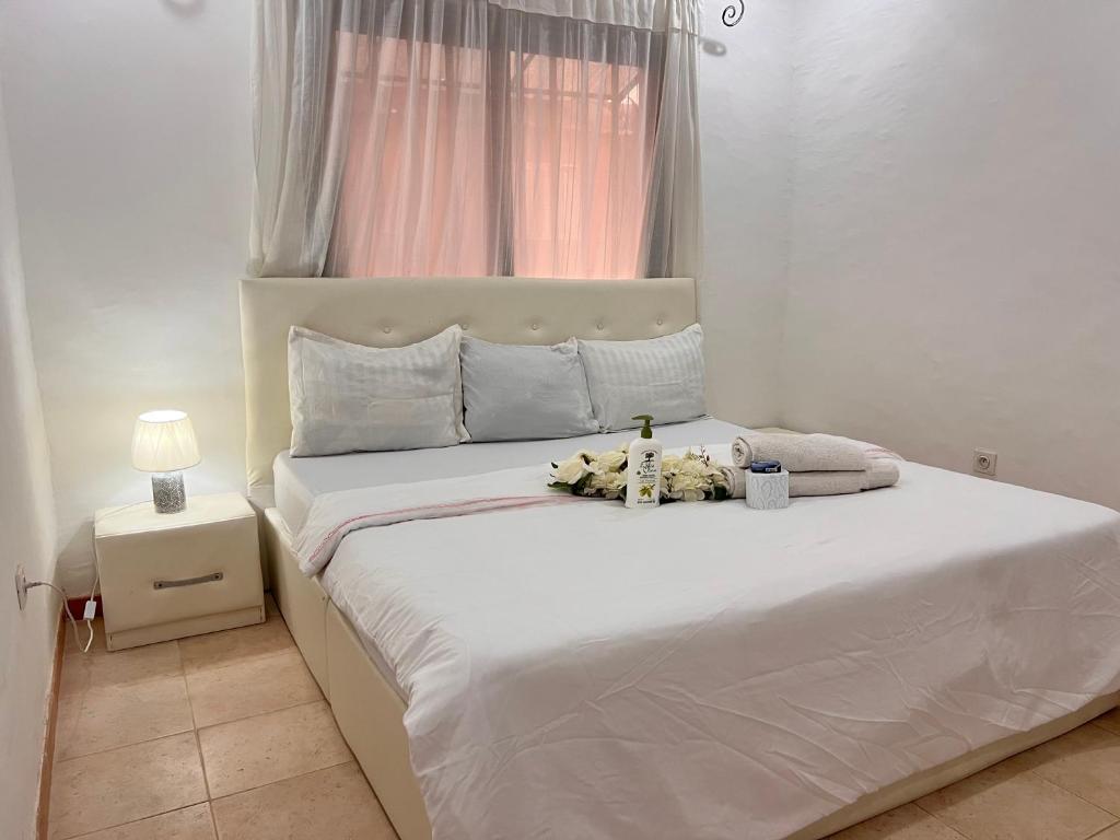 Ένα ή περισσότερα κρεβάτια σε δωμάτιο στο chambre de standing avec ventilo a yoff virage N2