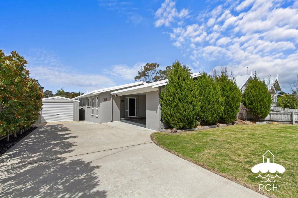 a house with a driveway and a garage at Wyrallah House - Stay 5 Nights PAY 4 - Jan 1-22 in Lakes Entrance