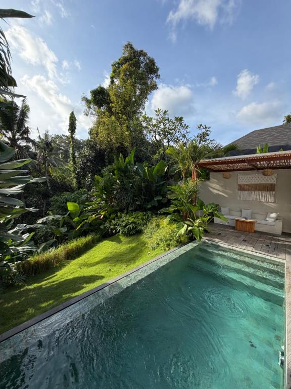 La alberca dentro o cerca de Romansa villa