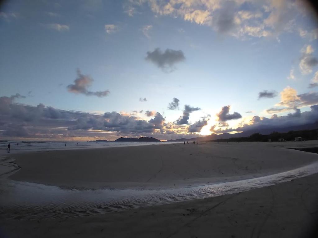 vista su una spiaggia con cielo nuvoloso di Apto - Relax aqui é Praia a Bertioga