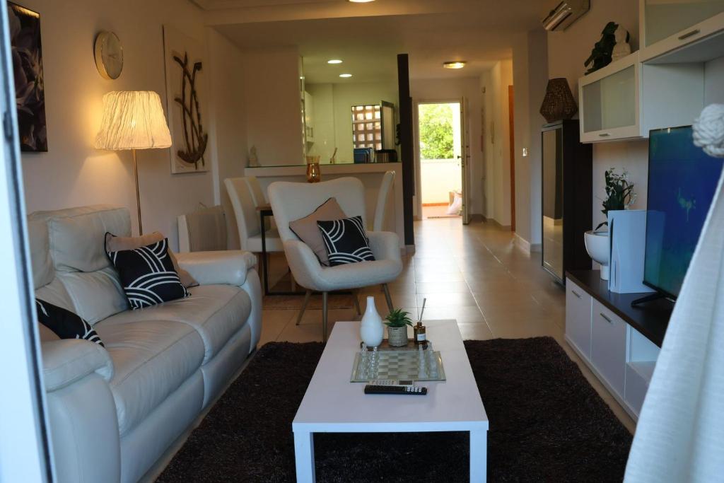 een woonkamer met een bank en een tafel bij May O'Dea Suite in Orihuela-Costa