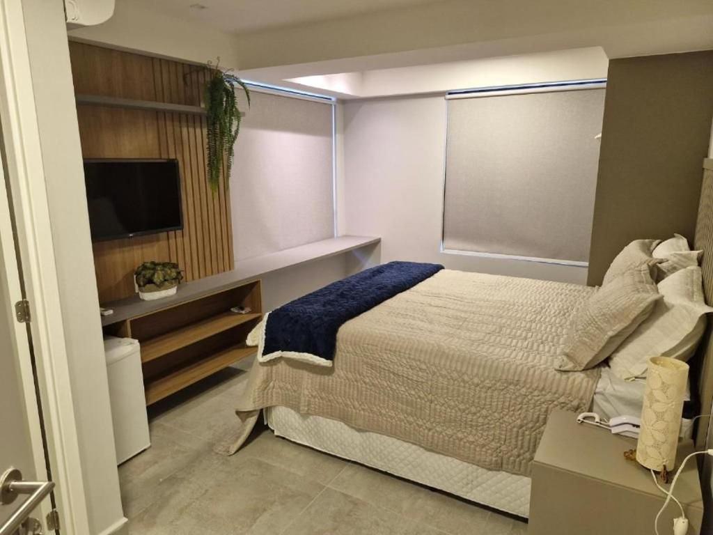 Giường trong phòng chung tại Melhores Flats - Privilégio, pertinho do mar