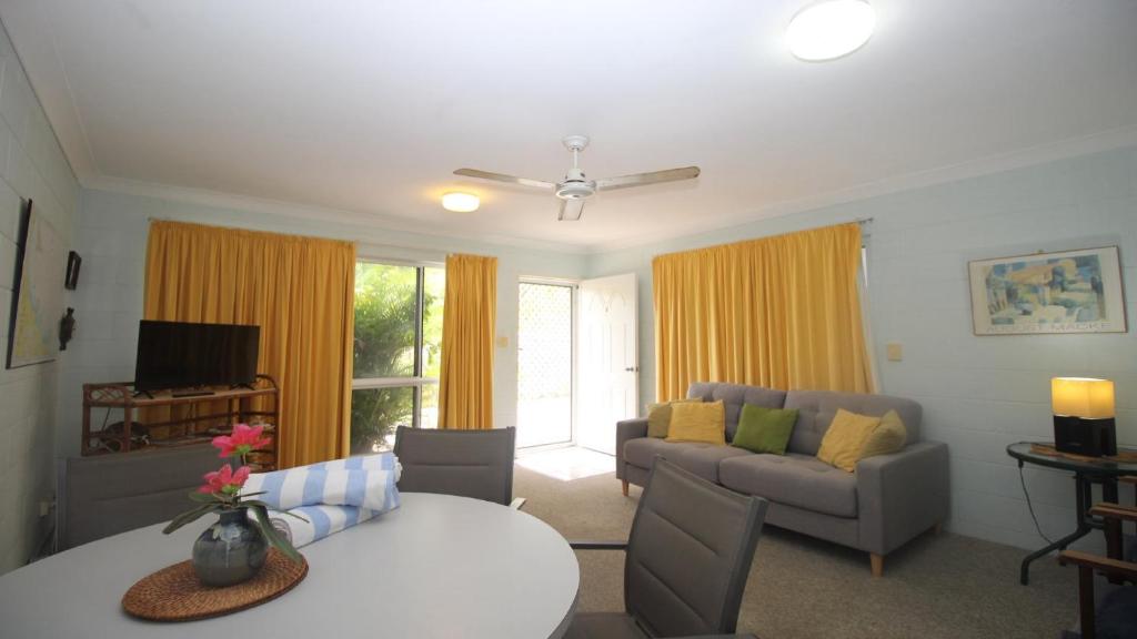 Una televisión o centro de entretenimiento en Unit 3 Beachcomber, Arcadia