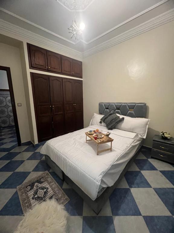 una camera da letto con un letto e un tavolo sopra di Marrakech airport a Marrakech